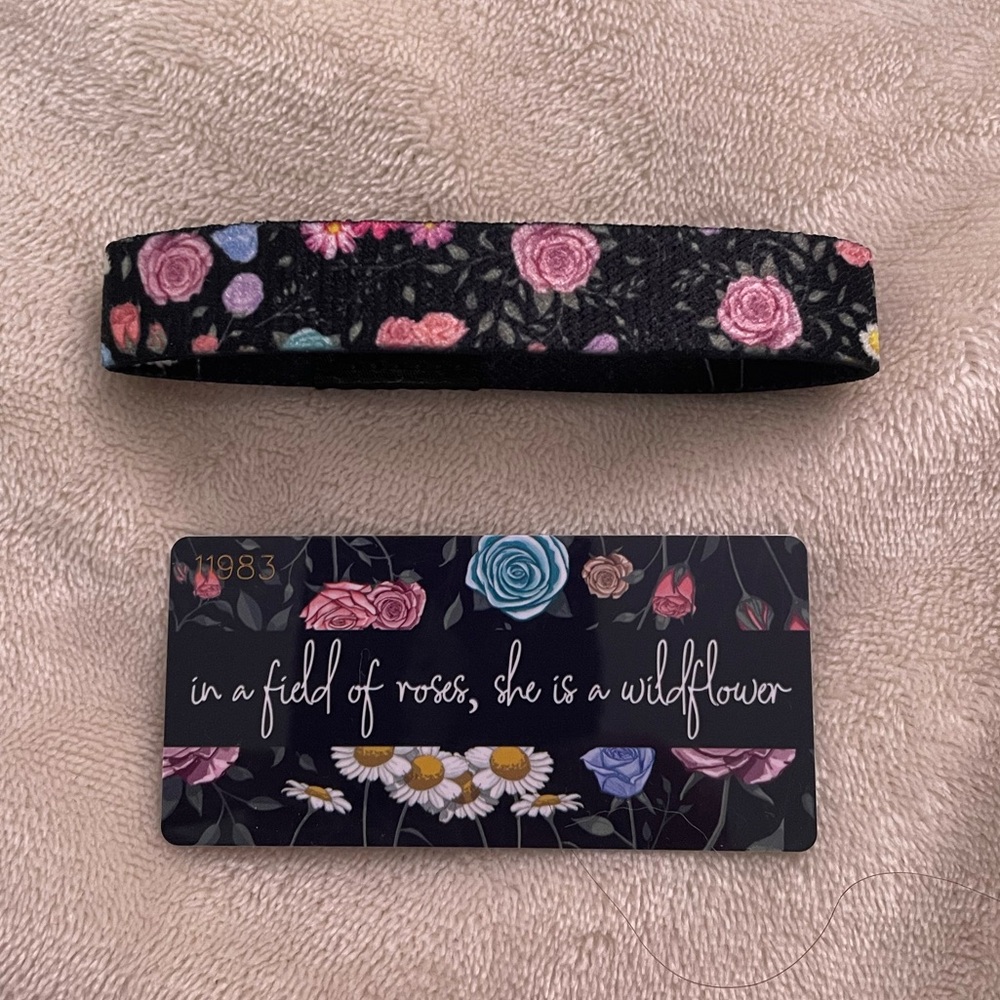 NWT Zox wristband. In a Field of Roses She is a Wildflower #11983